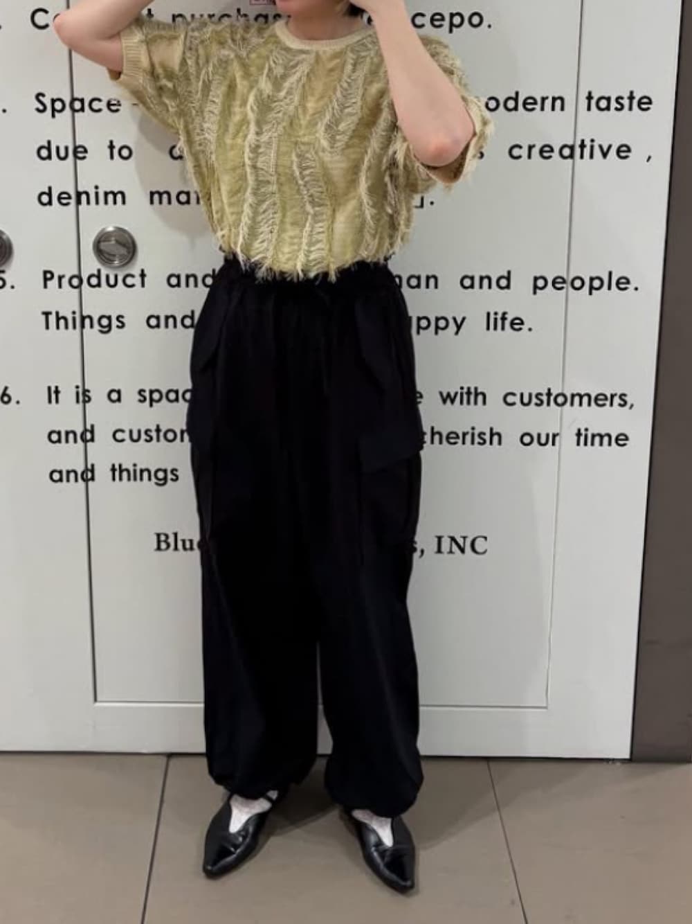 「サマーニット、cepo.、カーゴパンツ、大人カジュアル、きれいめカジュアル、20代、160cm台コーデ、高身長女子、高身長コーデ、初夏コーデ、夏コーデ、お出かけコーデ、休日スタイル、ニット」｜「cepoのソフトコットン イージーワイドカーゴパンツ（カーゴパンツ、ブラック系）」を使った、cepo公式さん（レディース・163cm）の夏コーディネートの1枚目の写真