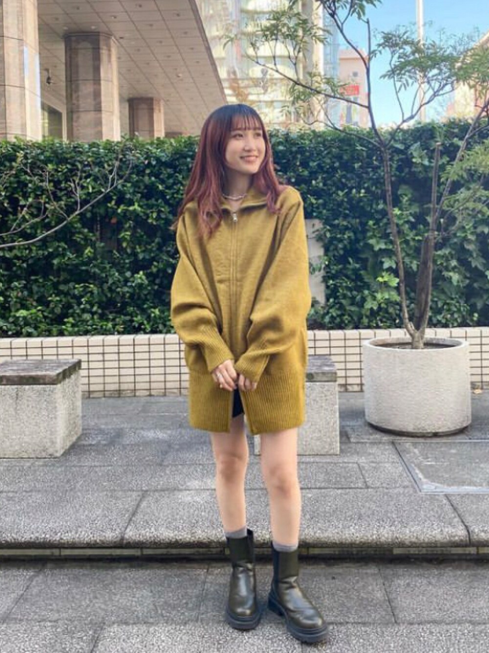 「カーディガン、ショートブーツ、ニットワンピース、お出かけコーデ、ニットチュニック、cepo.、カジュアルコーデ、低身長コーデ」｜「cepoのＷジップニットチュニック（チュニック、グリーン系）」を使った、cepo公式さん（レディース・155cm）の冬コーディネートの1枚目の写真