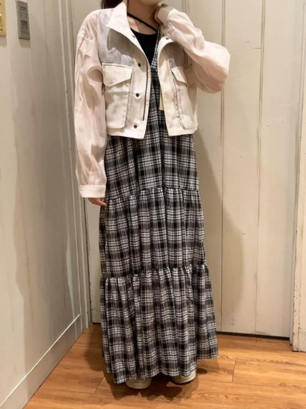 「ワンピース、チェック柄、大人カジュアル、大人コーデ、cepo.、シンプルコーデ、モノトーンコーデ、ワンピーススタイル、キャミワンピ」｜「cepoのバックリボンチェックティアードワンピース（ワンピース、ブラック系）」を使った、cepo公式さん（レディース・160cm）の春コーディネートの1枚目の写真