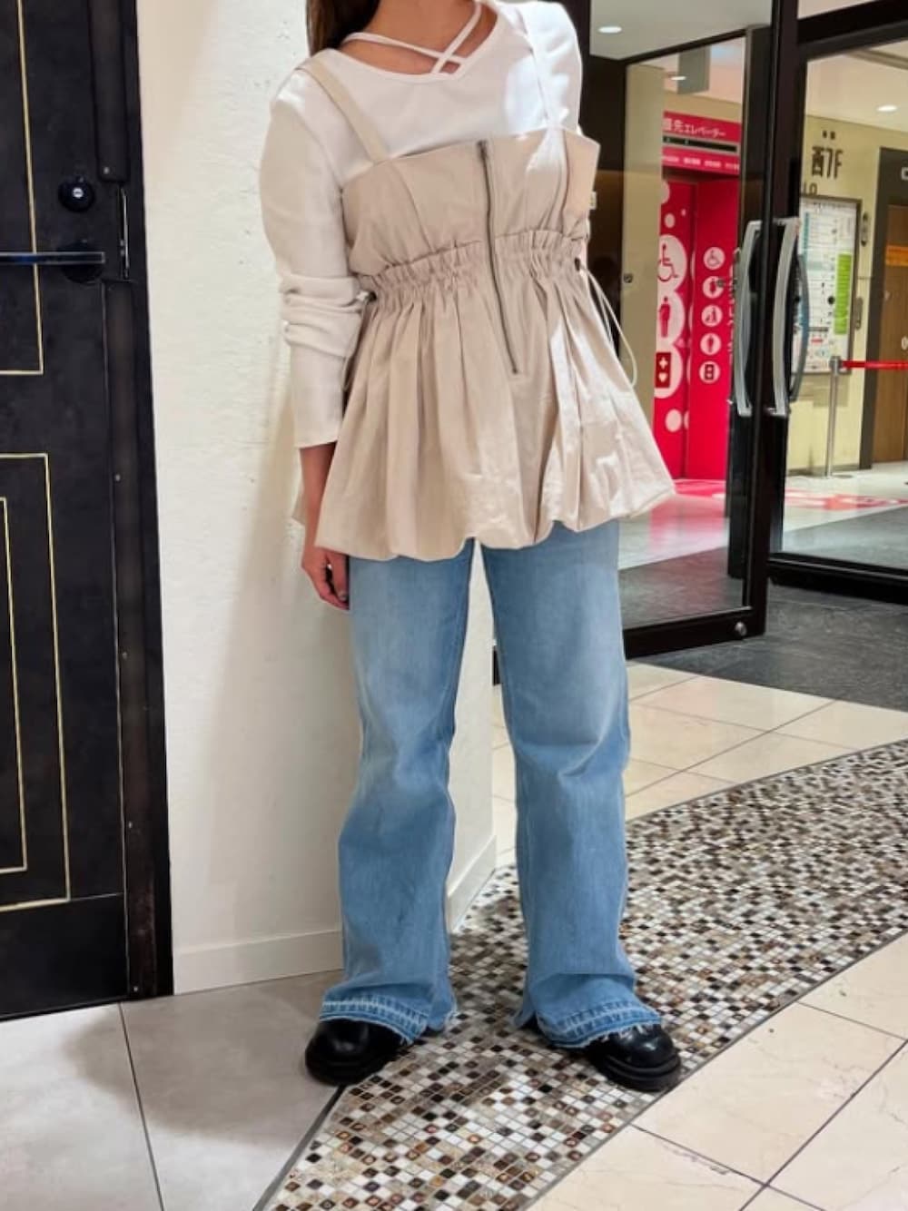「大人カジュアル、ビスチェ、ビスチェ×デニム、デニムパンツ、春コーデ、低身長コーデ、お出かけコーデ、cepo.、レイヤードスタイル、150cm台コーデ、春服コーデ、パンツスタイル、キレイめカジュアル」｜「cepoの〈セットアップ対応〉リメイクデニムスリットパンツ（デニムパンツ、ブルー系）」を使った、cepo公式さん（レディース・156cm）の春コーディネートの1枚目の写真