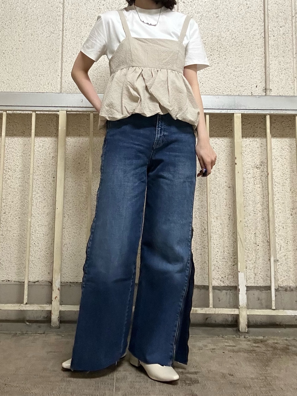 「最近のいい感じコーデ、夏コーデ、ビスチェ、ビスチェ×デニム、きれいめカジュアル、大人カジュアル、お出かけコーデ、ワイドデニム、デニムパンツ、160cm台コーデ、高身長女子、アンサンブル、シンプルコーデ、cepo.、白Tシャツ」｜「cepoの〈2way〉マルチジップデニムパンツ 〈高身長/低身長サイズあり〉（デニムパンツ、ブルー系）」を使った、cepo公式さん（骨格ウェーブ・レディース・163cm）の春コーディネートの1枚目の写真