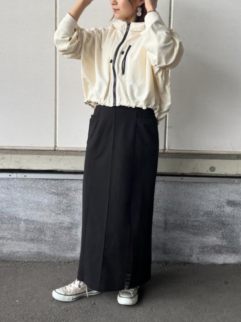 「マウンテンパーカー、モノトーン、大人カジュアル、スニーカーコーデ、お出かけコーデ、春アウター、cepo.、春コーデ、低身長コーデ、春のおしゃ見えテクニック」｜「cepoのグログランショートマウンテンパーカ―　＜セットアップ可能＞（ブルゾン、ホワイト系）」を使った、cepo公式さん（レディース・152cm）の春コーディネートの1枚目の写真