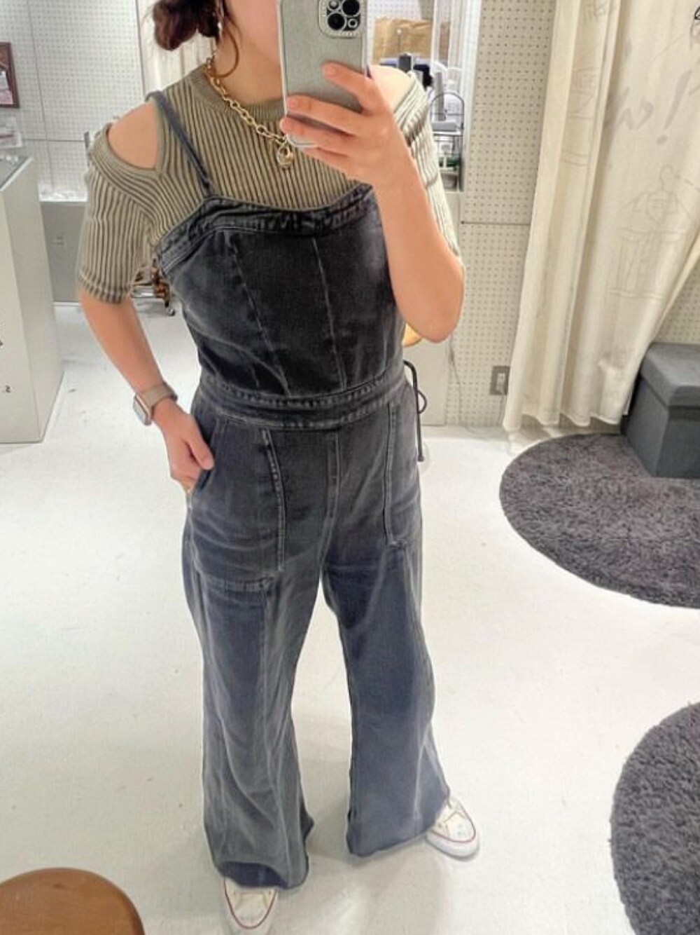 「サロペット、オーバーオール、休日スタイル、大人コーデ、ブラックデニム、cepo.、サマーニット、高身長女子、オトナ女子」｜「cepoのデニムキャミジャンプスーツ（サロペット/オーバーオール、グレー系）」を使った、cepo公式さん（レディース・160cm）の春コーディネートの1枚目の写真