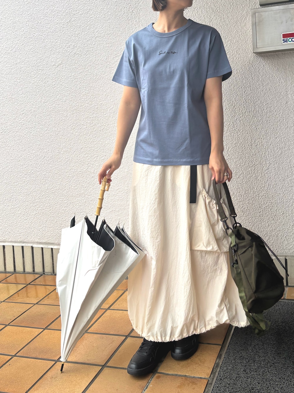 「レイヤードスタイル、スポーツミックス、大人かわいい、楽チンコーデ、夏コーデ、雨の日コーデ、雨、カジュアルガーリー、30代コーデ、オフィススタイル、リラックススタイル、夏服」｜「cepoのシルケットロゴショートスリーブTee（Tシャツ/カットソー、ブルー系）」を使った、cepo公式さん（骨格ストレート・レディース・158cm）の夏コーディネートの1枚目の写真