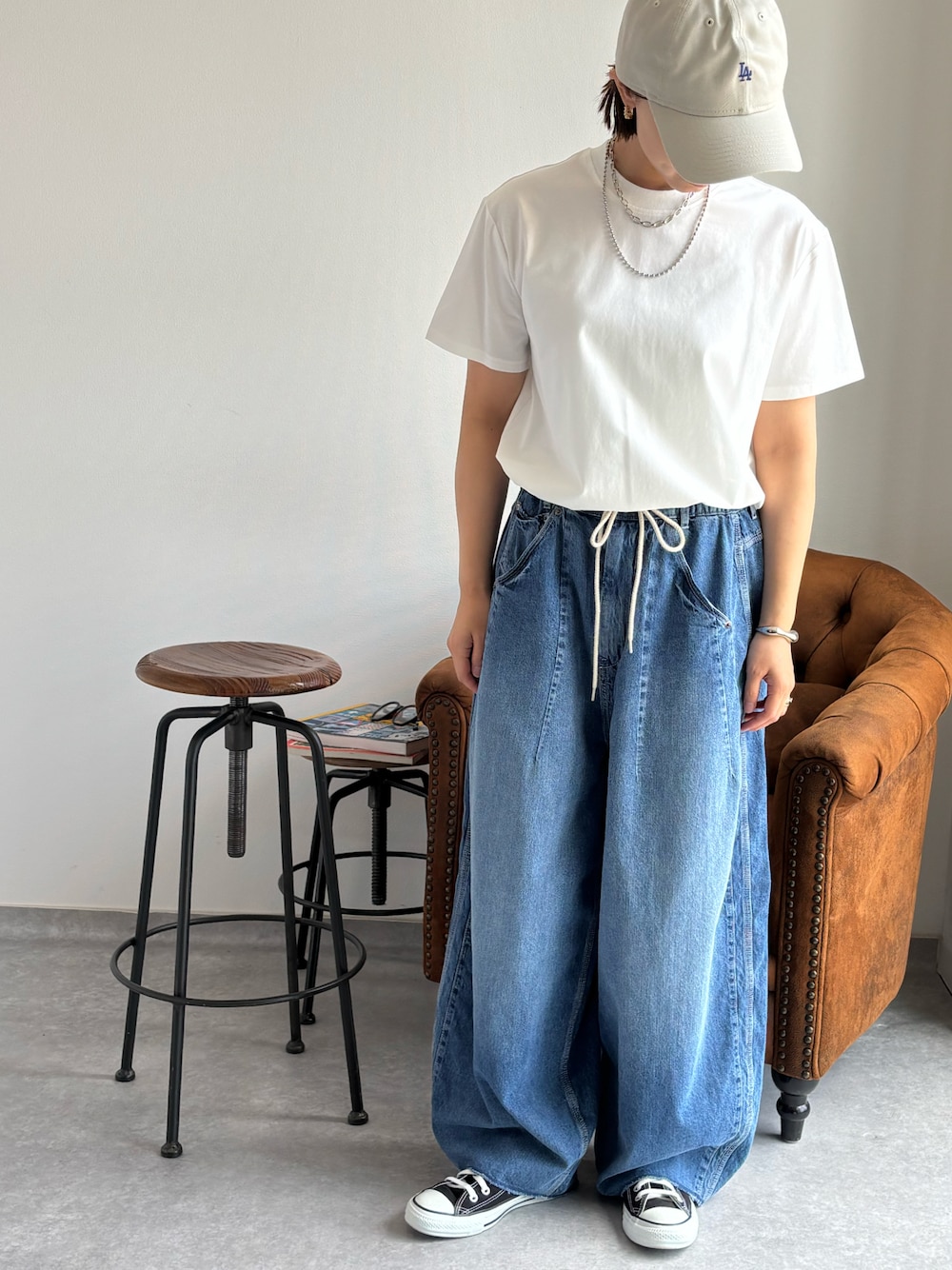 「デニム、スニーカーコーデ、デニムパンツ、大人可愛い、白Tシャツ、大人ガーリー、30代、韓国ファッション、大人ファッション、30代コーデ、150cm台コーデ、夏コーデ、キャップ、お出かけコーデ、cepo.」｜「cepoの〈セットアップ対応〉3way リサイクルポリビスチェアンサンブル（アンサンブル、ホワイト系）」を使った、cepo公式さん（骨格ストレート・レディース・158cm）の夏コーディネートの1枚目の写真