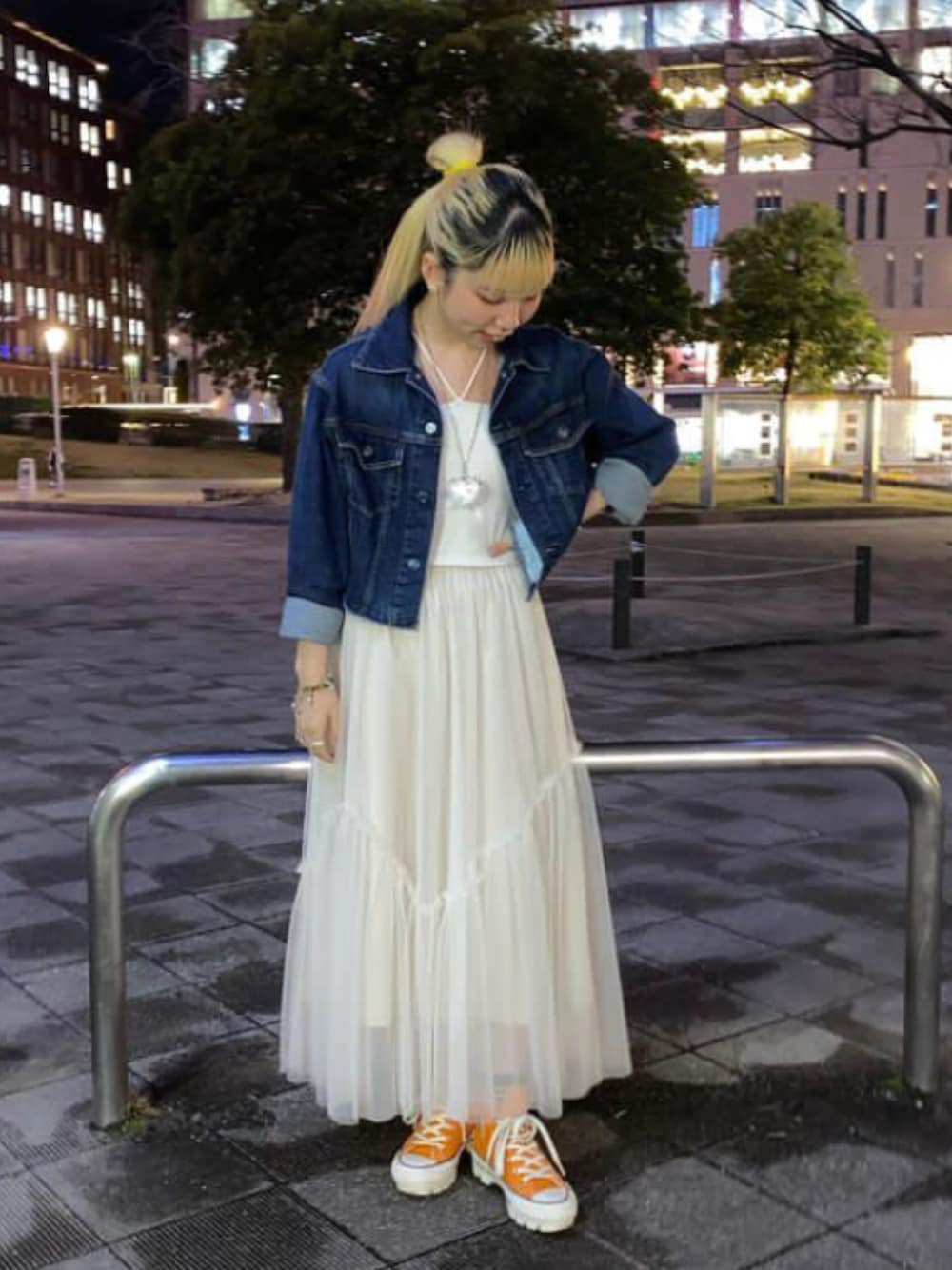 「デニムジャケット、チュールスカート、お出かけコーデ、cepo.、春コーデ、カジュアルコーデ、高身長女子」｜「cepoの＜セットアップ可能＞カットオフデニムショートジャケット（デニムジャケット、ブルー系）」を使った、cepo公式さん（レディース・163cm）の春コーディネートの1枚目の写真
