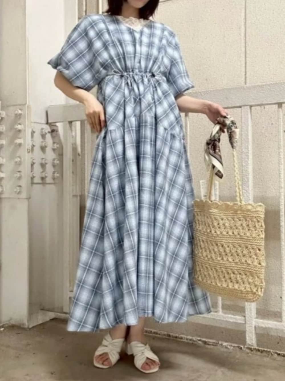 「チェック、ワンピース、夏ルックで気分アップ、カラーコーデ、ブルー、お出かけコーデ、夏、ラクチンコーデ、今日のコーデ、きれいめカジュアル、シンプルコーデ、休日スタイル、ママファッション、テーマパークコーデ、ボブ」｜「cepoの【aristella】フラワーデザインフラットトートバッグ（トートバッグ、ベージュ系）」を使った、cepo公式さん（骨格ウェーブ・レディース・163cm）の夏コーディネートの1枚目の写真
