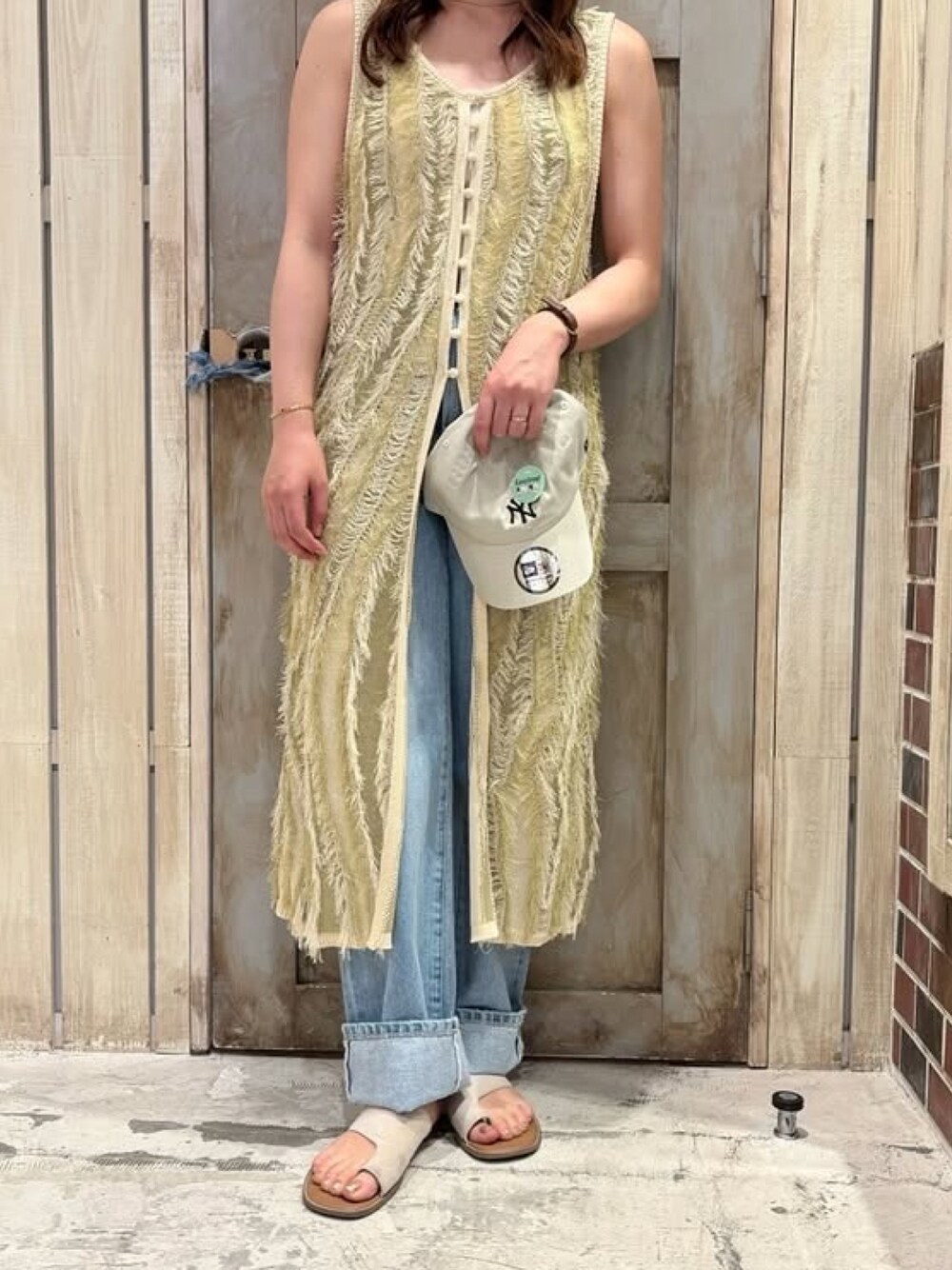 「ワンピース、ニットワンピース、cepo.、デニムパンツ、デニムコーデ、大人カジュアル、夏コーデ、サンダル、きれいめカジュアル、20代、150cm台コーデ、低身長コーデ、低身長女子、お出かけコーデ、レイヤードスタイル」｜「cepoの〈セットアップコーデ可能〉デニムレギュラーストレートパンツ （低身長/高身長サイズあり）（デニムパンツ、ブルー系）」を使った、cepo公式さん（レディース・156cm）の夏コーディネートの1枚目の写真