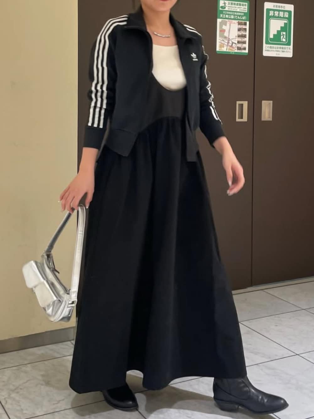 「adidas、トラックジャケット、cepo.、大人女子、キレイめカジュアル、スポーツミックス、お出かけコーデ、ジャンパースカート、モノトーン、モノトーンコーデ、ワンピース、春コーデ、休日スタイル、ラフコーデ」｜「cepoの〈ZOZO限定カラーあり〉ワンショルダーバッグ（ショルダーバッグ、シルバー系）」を使った、cepo公式さん（レディース・158cm）の冬コーディネートの1枚目の写真