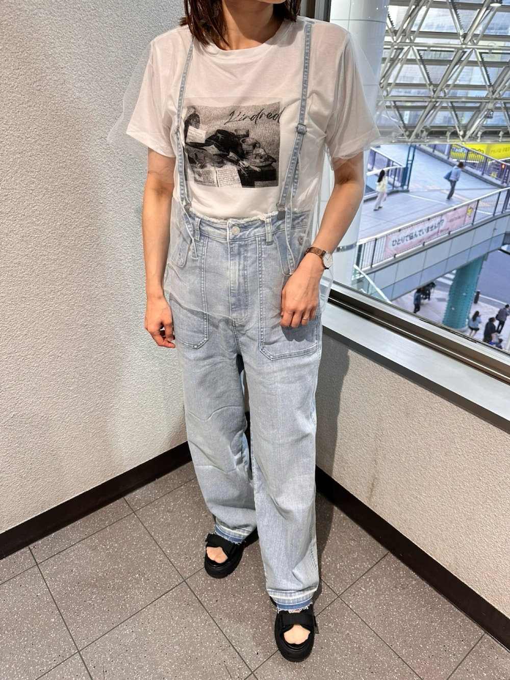 「cepo.、Tシャツ、プリントT、サスペンダー、デニム、デニムパンツ、150cm台コーデ、初夏コーデ、お出かけコーデ、白Tシャツ、シンプルコーデ、楽チンコーデ、大人カジュアル、骨格ナチュラル」｜「cepoの〈接触冷感 / UVカット〉ICE デニム ワークサスペンダーパンツ（デニムパンツ、ブルー系）」を使った、cepo公式さん（骨格ナチュラル・レディース・157cm）の春コーディネートの1枚目の写真