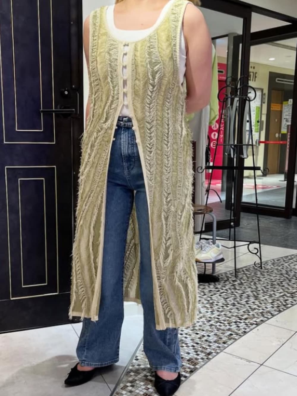 「デニム、デニムパンツ、cepo.、ノースリーブワンピース、ニットワンピース、夏コーデ、大人カジュアル、20代、お出かけコーデ、160cm台コーデ、高身長女子、高身長コーデ、カジュアルスタイル、大人かわいい」｜「cepoの〈接触冷感 / UVカット〉ICE デニム リメイクワイドストレートパンツ（デニムパンツ、ブルー系）」を使った、cepo公式さん（レディース・160cm）の夏コーディネートの1枚目の写真