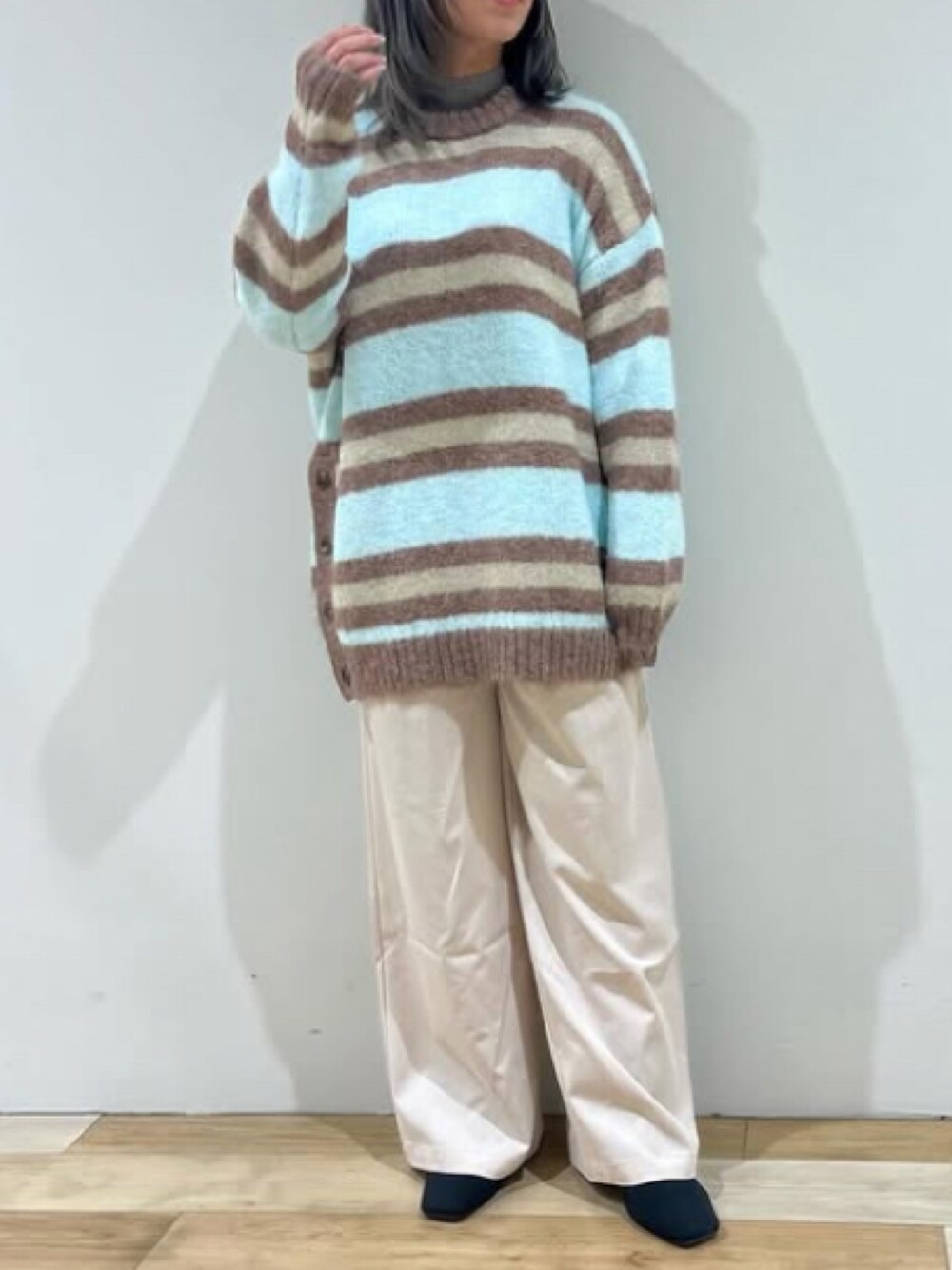 「冬コーデ、ニットワンピース、オーバーサイズ、大人カジュアル、ワイドパンツ、タックパンツ、ボーダートップス、cepo.、ゆるコーデ」｜「cepoの〈低身長/高身長サイズあり〉ツータックイージーワイドパンツ（その他パンツ、ホワイト系）」を使った、cepo公式さん（レディース・158cm）の冬コーディネートの1枚目の写真