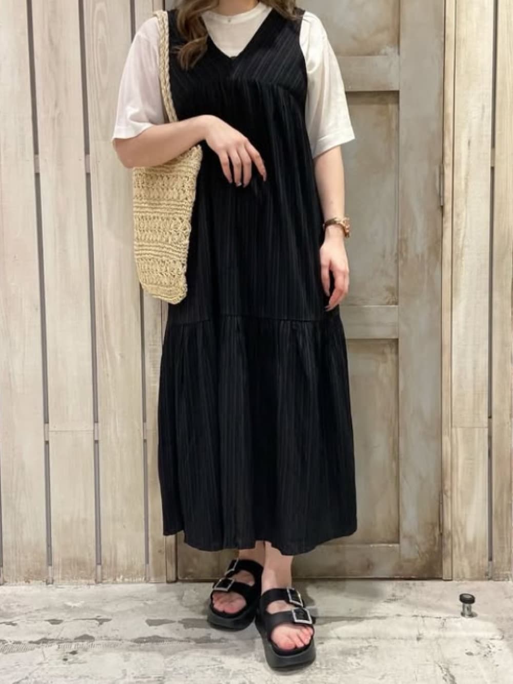 「ラフコーデ、ワンピース、cepo.、160cm台コーデ、低身長コーデ、低身長女子、モノトーン、大人カジュアル、お出かけコーデ、休日スタイル、かごバッグ、シアートップス、サンダル、初夏コーデ、きれいめカジュアル」｜「cepoのワッシャーティアード ノースリーブシアーワンピース（ワンピース、ブラック系）」を使った、cepo公式さん（レディース・164cm）の春コーディネートの1枚目の写真