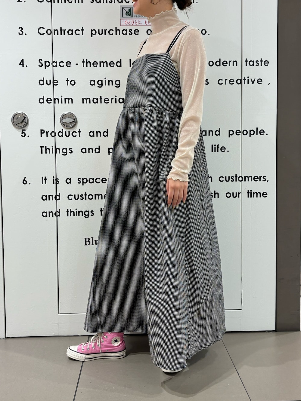 「春夏コーデ、シアートップス、ラメトップス、キャミワンピ、ワンピース、cepo.、160cm台コーデ、高身長女子、高身長コーデ、大人カジュアル、コンバース、スニーカーコーデ、お出かけコーデ、最近のいい感じコーデ、レイヤードスタイル」｜「cepoの〈セットアップ対応〉速乾＆涼感 リサイクルポリサッカーキャミワンピース（ワンピース、ブラック系）」を使った、cepo公式さん（レディース・161cm）の春コーディネートの1枚目の写真