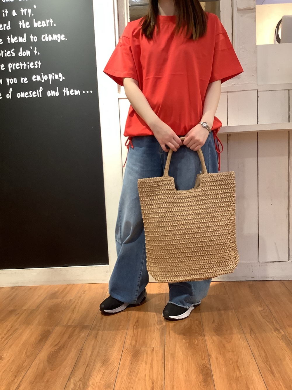 「バレルパンツ、バレルデニム、デニムパンツ、シルケット、Tシャツ、ドロスト、半袖シャツ、初夏コーデ、お出かけコーデ、cepo.、150cm台コーデ、低身長コーデ、大人カジュアル、カラーコーデ、骨格ウェーブ」｜「cepoのシルケットスソドロストTee（Tシャツ/カットソー、レッド系）」を使った、cepo公式さん（骨格ウェーブ・レディース・155cm）の春コーディネートの1枚目の写真