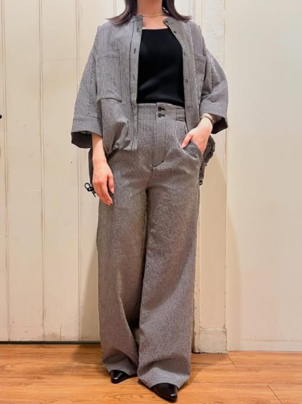 「柄シャツ、セットアップ、ワイドパンツ、cepo.、大人カジュアル、きれいめカジュアル、シャツスタイル、夏コーデ、ラクチンコーデ、150cm、低身長コーデ、20代、お出かけコーデ、モノトーン、ギンガムチェック」｜「cepoの〈セットアップ対応〉速乾＆涼感 リサイクルポリサッカーイージーパンツ（その他パンツ、ブラック系）」を使った、cepo公式さん（レディース・151cm）の春コーディネートの1枚目の写真