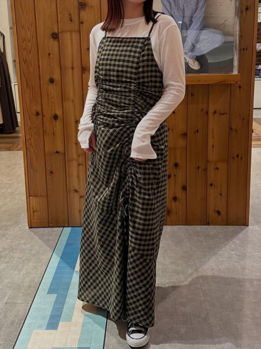 「春服、オトナカワイイ、cepo.、大人カジュアル、チェック、チェックワンピース、キャミワンピ、converse、スニーカー女子、スニーカー、シアートップス、リブT、低身長コーデ、150cm台コーデ、春めき満開コーデ」｜「cepoのチェックドロストキャミワンピース（ワンピース、グリーン系）」を使った、cepo公式さん（レディース・152cm）の春コーディネートの1枚目の写真