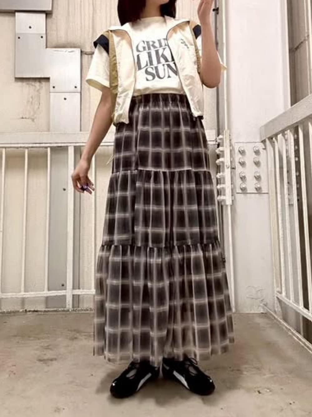 「ベスト、スポーツミックス、ロゴT、白Tシャツ、cepo.、ロングスカート、フレアスカート、チェックスカート、160cm台コーデ、高身長女子、スニーカー、PUMA、お出かけコーデ、休日スタイル」｜「cepoのチュールチェックフレアースカート（スカート、ブラウン系）」を使った、cepo公式さん（骨格ウェーブ・レディース・163cm）の夏コーディネートの1枚目の写真