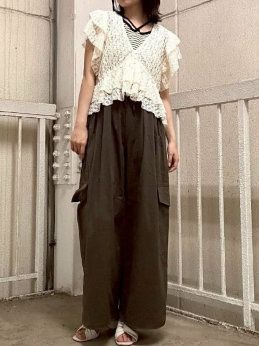 「カーゴパンツ、シアートップス、夏ルックで気分アップ、テーマパークコーデ、お出かけコーデ、夏、高身長女子、今日のコーデ、きれいめカジュアル、ラクチンコーデ、休日スタイル、シンプルコーデ、骨格ウェーブ、オトナ女子、着回しコーデ」｜「cepoのフリルデザインレースシャツ（シャツ/ブラウス、ホワイト系）」を使った、cepo公式さん（骨格ウェーブ・レディース・163cm）の夏コーディネートの1枚目の写真
