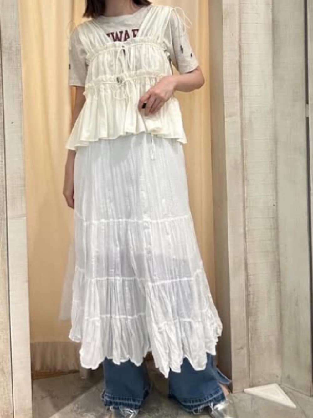 「レイヤードスタイル、フレアスカート、cepo.、白Tシャツ、160cm台コーデ、20代、高身長女子、ビスチェ、ロゴT、夏コーデ、大人カジュアル、ワントーンコーデ、骨格ウェーブ、お出かけコーデ」｜「cepoの80ボイルティアードスカート〈ワッシャー加工でお手入れ簡単♪〉（スカート、ホワイト系）」を使った、cepo公式さん（骨格ウェーブ・レディース・163cm）の夏コーディネートの1枚目の写真