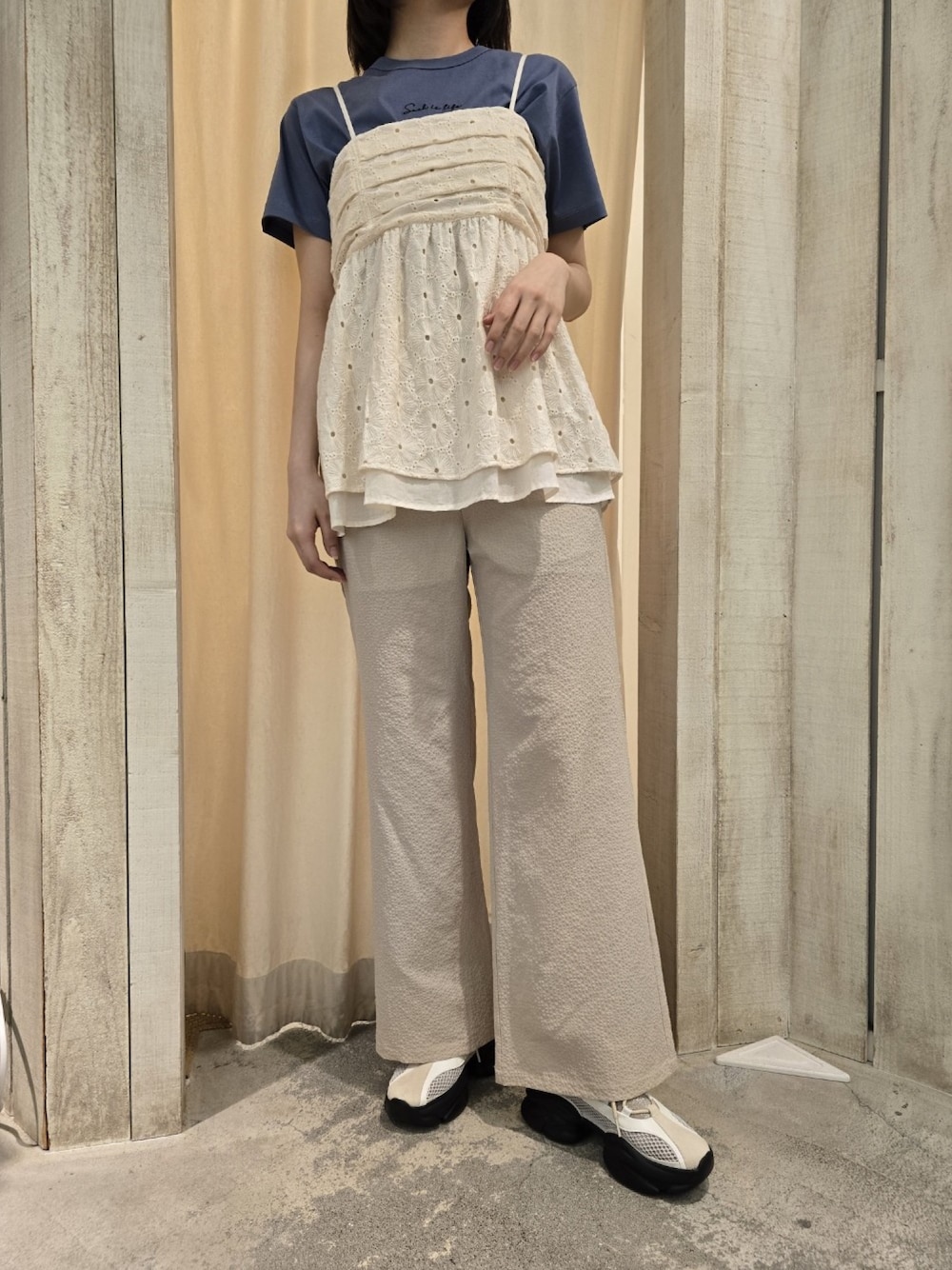 「Tシャツ、ロゴT、ビスチェ、レイヤードスタイル、きれいめカジュアル、大人カジュアル、ワイドパンツ、お出かけコーデ、初夏コーデ、休日スタイル、cepo.、スニーカー、160cm台コーデ、高身長女子、高身長コーデ」｜「cepoの〈セットアップ対応〉速乾＆涼感 リサイクルポリサッカーイージーパンツ（その他パンツ、ホワイト系）」を使った、cepo公式さん（骨格ウェーブ・レディース・163cm）の春コーディネートの1枚目の写真