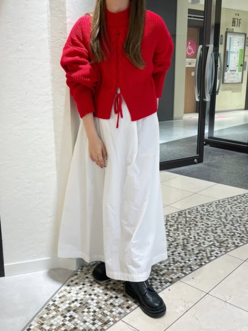 「ニット、シャツワンピース、ショートブーツ、レイヤードスタイル、赤ニット、cepo.、アンサンブル、大人かわいい、秋冬コーデ」｜「cepoのセンタージップブーツ（ブーツ、ブラック系）」を使った、cepo公式さん（レディース・158cm）の秋コーディネートの1枚目の写真
