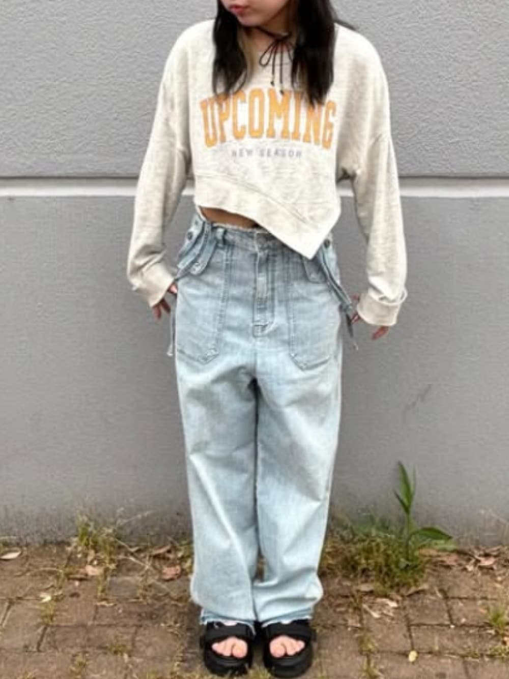 「デニム、デニムパンツ、cepo.、春コーデ、20代、150cm台コーデ、低身長コーデ、カジュアルコーデ、休日スタイル、春夏コーデ、ゆるコーデ、骨格ウェーブ、サンダル、お出かけコーデ」｜「cepoの〈接触冷感 / UVカット〉ICE デニム ワークサスペンダーパンツ（デニムパンツ、ブルー系）」を使った、cepo公式さん（骨格ウェーブ・レディース・154cm）の春コーディネートの1枚目の写真