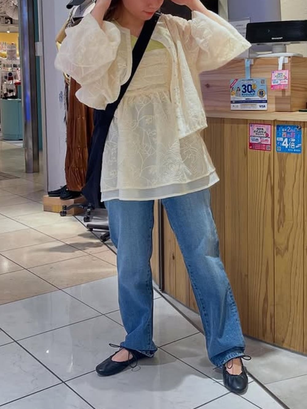 「レイヤードスタイル、cepo.、ビスチェ、柄シャツ、シアートップス、シアーシャツ、刺繍ブラウス、140cm台コーデ、低身長コーデ、低身長女子、20代、大人カジュアル、きれいめカジュアル、甘めカジュアル、お出かけコーデ」｜「cepoの〈セットアップコーデ可能〉デニムレギュラーストレートパンツ （低身長/高身長サイズあり）（デニムパンツ、ブルー系）」を使った、cepo公式さん（レディース・148cm）の夏コーディネートの1枚目の写真