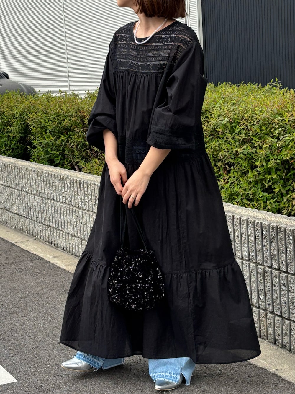 「ゆるコーデ、春めき満開コーデ、パンツコーデ、アウトドアスタイル、シンプルコーデ、可愛い、レース、大人かわいい、大人カジュアルコーデ、はるコーデ、春服みてみて、お洒落さんとつながりたい、ワンピーススタイル、cepo.」｜「cepoのレース切替ワンピース（ワンピース、ブラック系）」を使った、cepo公式さん（レディース・158cm）の春コーディネートの1枚目の写真