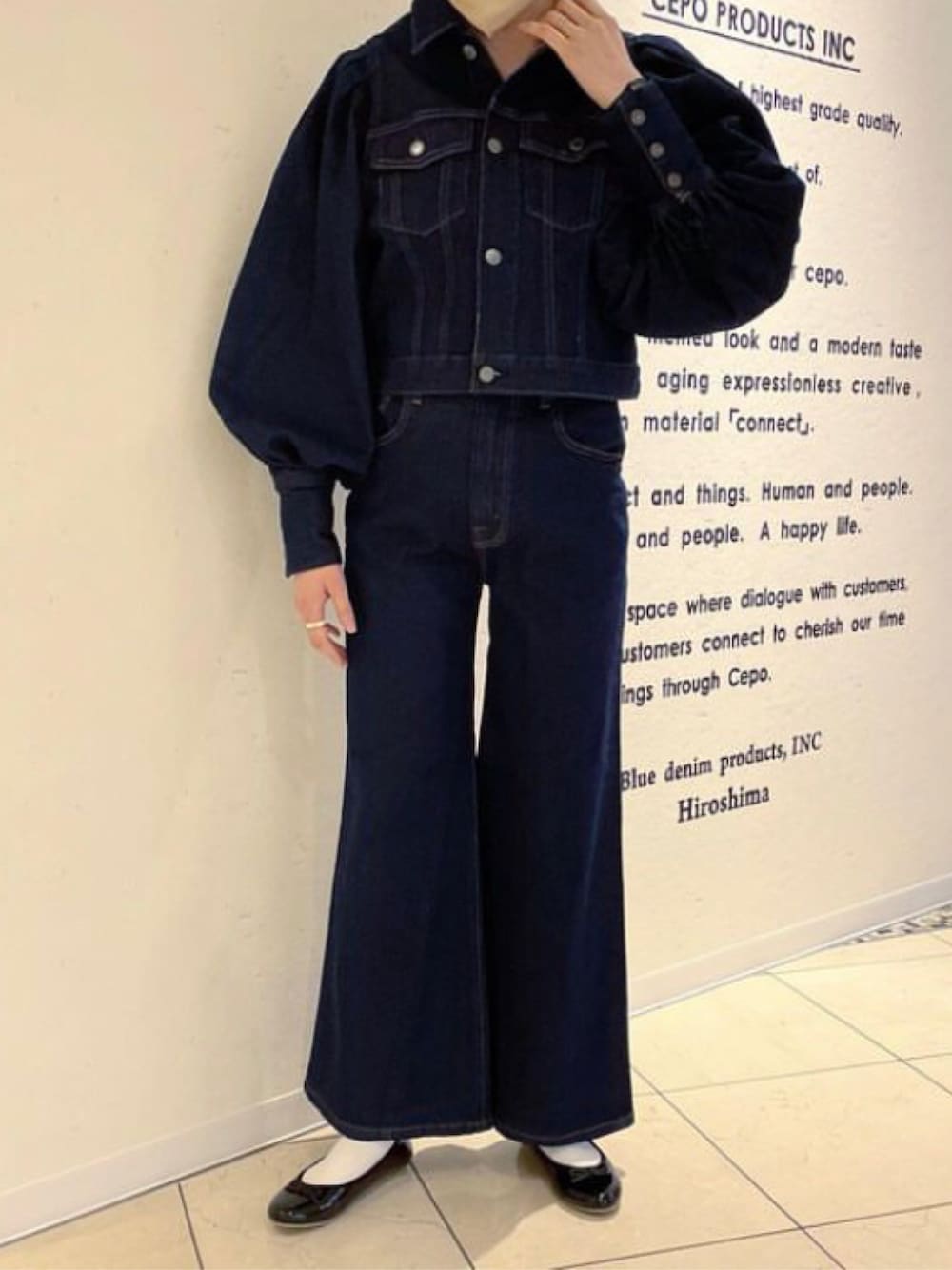 「セットアップ、ワイドパンツ、デニムパンツ、バレエシューズ、cepo.、春コーデ、デニムオンデニム、高身長女子、バレエシューズ×ソックス」｜「cepoのフレアーバギーパンツ セットアップ可能（デニムパンツ、ブルー系）」を使った、cepo公式さん（レディース・163cm）の春コーディネートの1枚目の写真