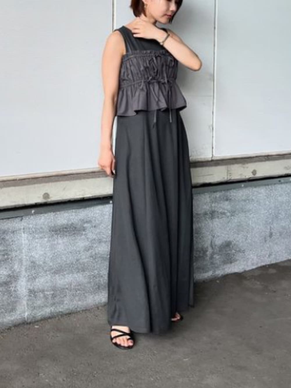 「ワンピース、大人カジュアル、ビスチェ、きれいめカジュアル、cepo.、モノトーンコーデ、ノースリーブワンピース、低身長コーデ」｜「cepoの〈マルチウェイ〉ビスチェレイヤードワンピース（ワンピース、グレー系）」を使った、cepo公式さん（レディース・152cm）の夏コーディネートの1枚目の写真