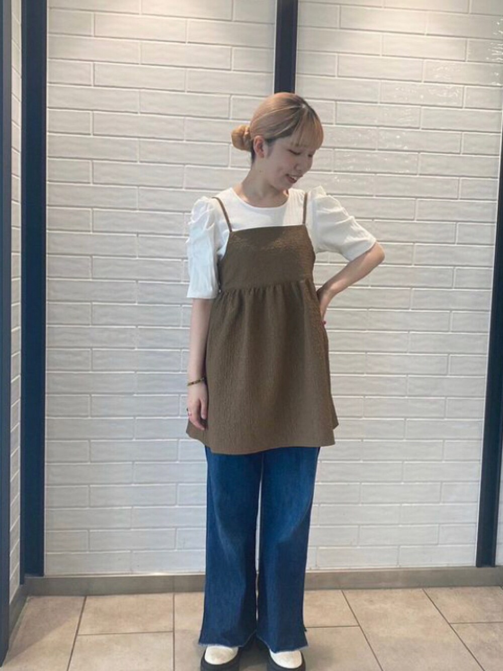 「大人カジュアル、ワイドパンツ、デニムパンツ、お出かけコーデ、cepo.、夏コーデ、パフスリーブ、キャミワンピ、夏セールで買いました」｜「cepoのデニムスリットバギーパンツ（デニムパンツ、ブルー系）」を使った、cepo公式さん（レディース・160cm）の夏コーディネートの1枚目の写真