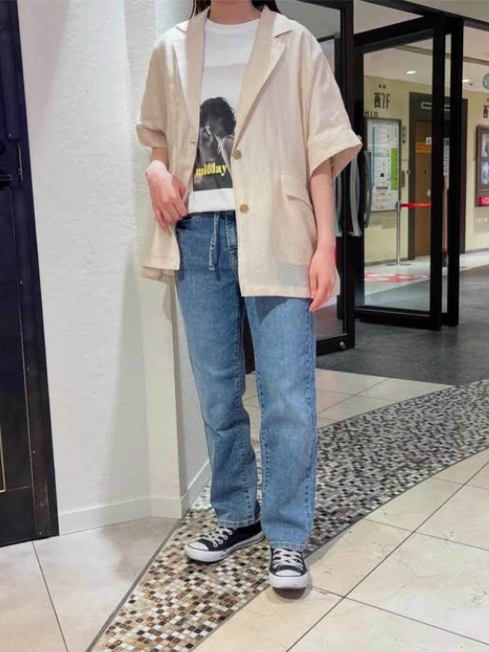 「cepo.、白Tシャツ、テーラードジャケット、デニム、デニムパンツ、フォトT、シンプルコーデ、大人カジュアル、きれいめカジュアル、お出かけコーデ、スニーカー、コンバース、夏コーデ、150cm台コーデ、低身長女子」｜「cepoの〈接触冷感 / UVカット〉ICE デニムクロップドパンツ（デニムパンツ、ブルー系）」を使った、cepo公式さん（レディース・155cm）の夏コーディネートの1枚目の写真