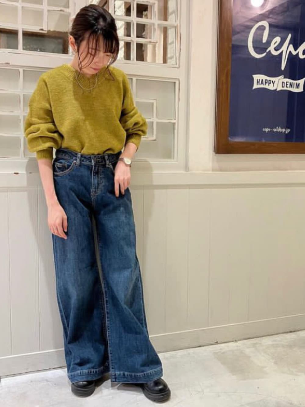 「ニット、冬コーデ、大人カジュアル、デニムパンツ、cepo.、低身長コーデ、ローライズ、ファッションを楽しもう、カラー×コーデ」｜「cepoのデニムローライズセミワイドパンツ（デニムパンツ、ブルー系）」を使った、cepo公式さん（レディース・150cm）の秋コーディネートの1枚目の写真