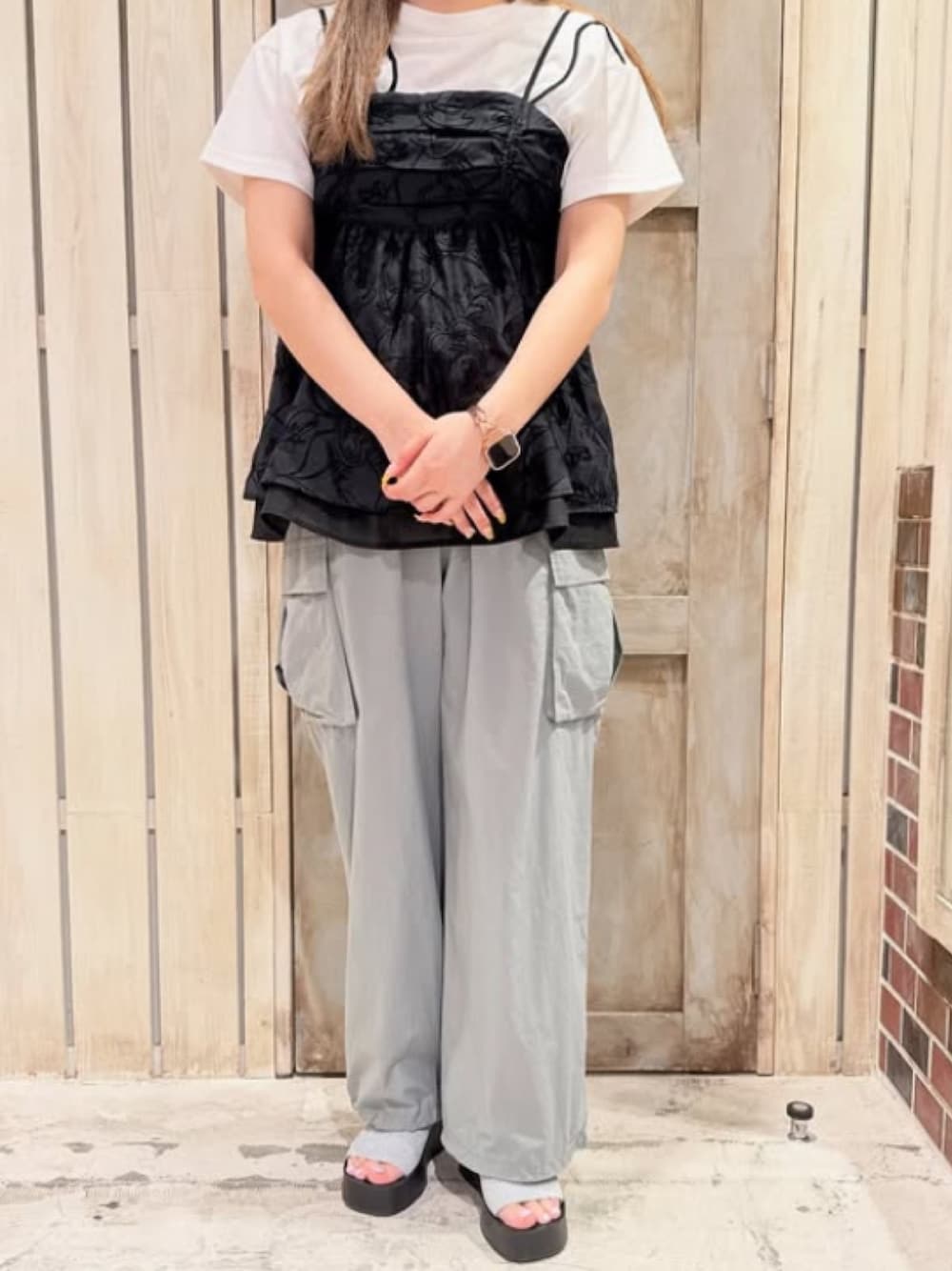 「cepo.、コード刺繍、白Tシャツ、レイヤードスタイル、ビスチェ、夏ファッション、お出かけコーデ、カーゴパンツ、サンダル、150cm台コーデ、低身長コーデ、低身長女子、シアートップス、大人カジュアル、今日のコーデ」｜「cepoのソフトコットン イージーワイドカーゴパンツ（カーゴパンツ、グリーン系）」を使った、cepo公式さん（レディース・156cm）の夏コーディネートの1枚目の写真