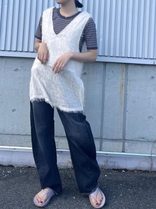 フリンジ付きベストと白チュニックワンピースセットアップ