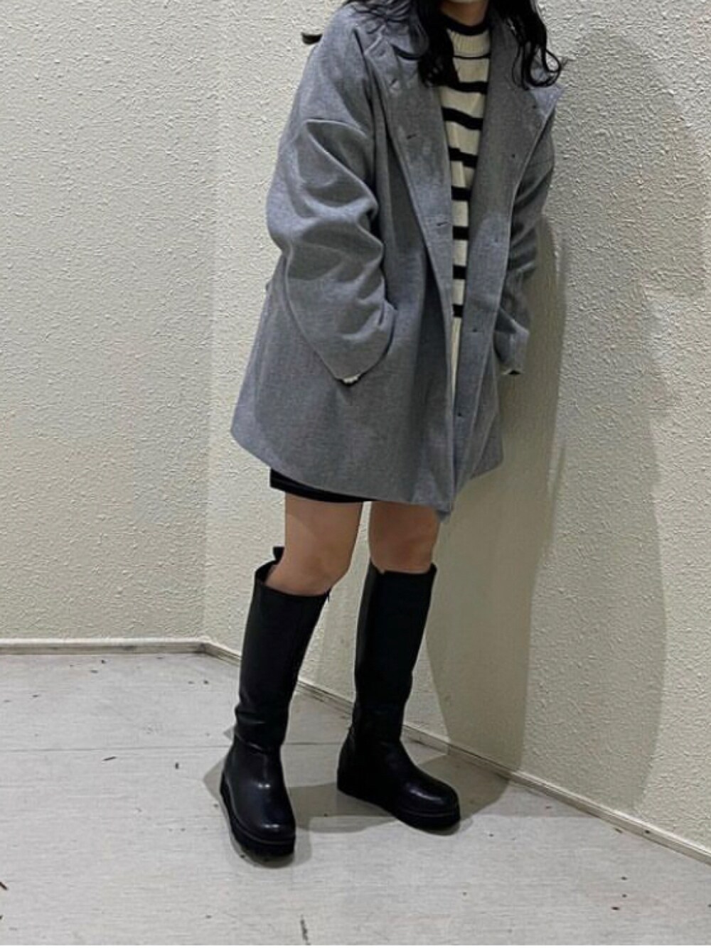 「コート、ショートパンツ、冬コーデ、ロングブーツ、休日コーデ、cepo.、大人かわいい、オトナカジュアル、ボータートップス」｜「cepoのカットメルトン ハイネックハーフコート（ステンカラーコート、グレー系）」を使った、cepo公式さん（レディース・158cm）の秋コーディネートの1枚目の写真