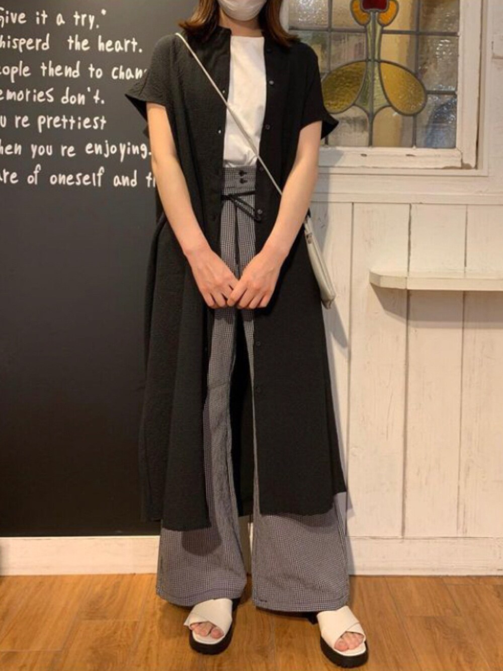 「大人カジュアル、ワイドパンツ、お出かけコーデ、シャツワンピ、cepo.、夏コーデ、カジュアルコーデ、ゆるコーデ、サンダルコーデ、高身長女子」｜「cepoのポリサッカーストレート　セットアップ可能 ＜WEB先行販売＞（その他パンツ、ブラック系）」を使った、cepo公式さん（レディース・160cm）の夏コーディネートの1枚目の写真