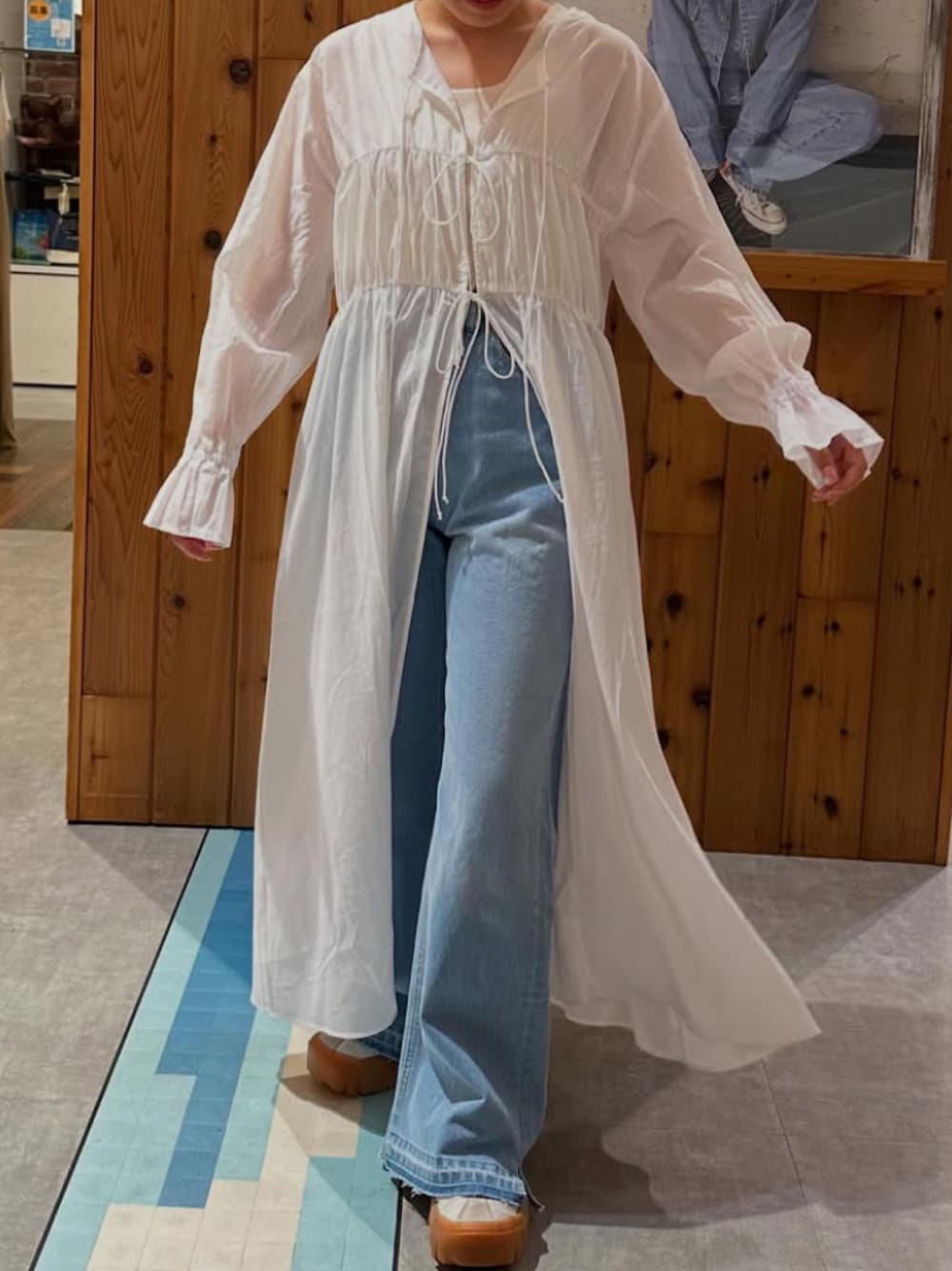「大人カジュアル、シャツワンピ、シャツワンピース、デニムパンツ、ワイドパンツ、シンプルコーデ、きれいめカジュアル、150cm台コーデ、152cmコーデ、低身長コーデ、cepo.、春コーデ、春夏コーデ、お出かけコーデ、スニーカーコーデ」｜「cepoの〈セットアップ対応〉リメイクデニムスリットパンツ（デニムパンツ、ブルー系）」を使った、cepo公式さん（骨格ウェーブ・レディース・152cm）の春コーディネートの1枚目の写真