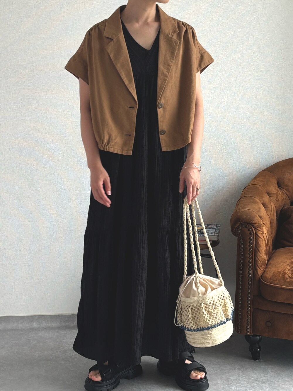 「ワンピース、レイヤードスタイル、サンダル、cepo.、甘めカジュアル、お洒落さんとつながりたい、ロングワンピース、ワンピーススタイル、シースルー、シースルージャケット、150cm台コーデ、ラクチンコーデ、透け感、キレイめ、オトナカジュアル」｜「cepoのワッシャーティアード ノースリーブシアーワンピース（ワンピース、ブラック系）」を使った、cepo公式さん（レディース・158cm）の春コーディネートの1枚目の写真