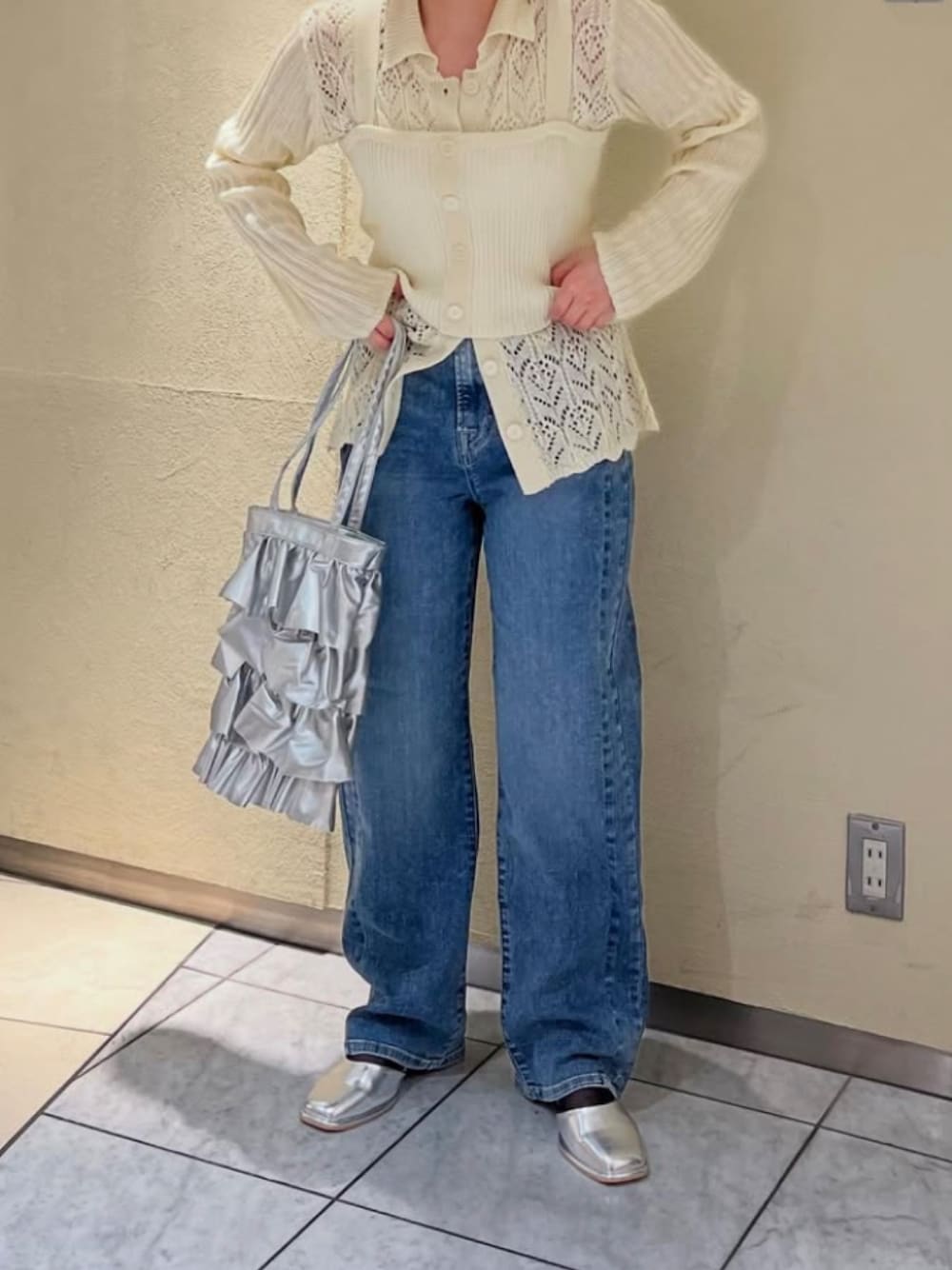 「カーディガン、ビスチェ、レイヤードスタイル、きれいめカジュアル、デニムパンツ、cepo.、大人カジュアル、お出かけコーデ、初夏コーデ、シンプルコーデ、トートバッグ、春夏コーデ、140cm台コーデ、低身長コーデ、低身長女子」｜「cepoの〈接触冷感 / UVカット〉ICE デニム リメイクワイドストレートパンツ（デニムパンツ、ブルー系）」を使った、cepo公式さん（レディース・148cm）の春コーディネートの1枚目の写真