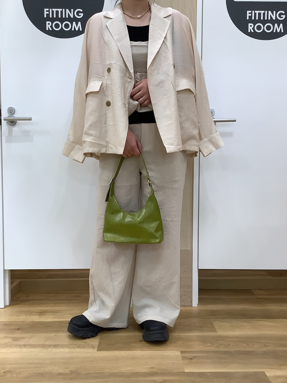 「セットアップ、テーラードジャケット、ビスチェ、ワイドパンツ、モノトーン、レイヤードスタイル、大人カジュアル、オフィスカジュアル、きれいめカジュアル、cepo.、高身長女子、160cm台コーデ、初夏コーデ、骨格ウェーブ、ショルダーバッグ」｜「cepoのフェイクレザーワンハンドルショルダーバッグ（ショルダーバッグ、グリーン系）」を使った、cepo公式さん（骨格ウェーブ・レディース・164cm）の春コーディネートの1枚目の写真