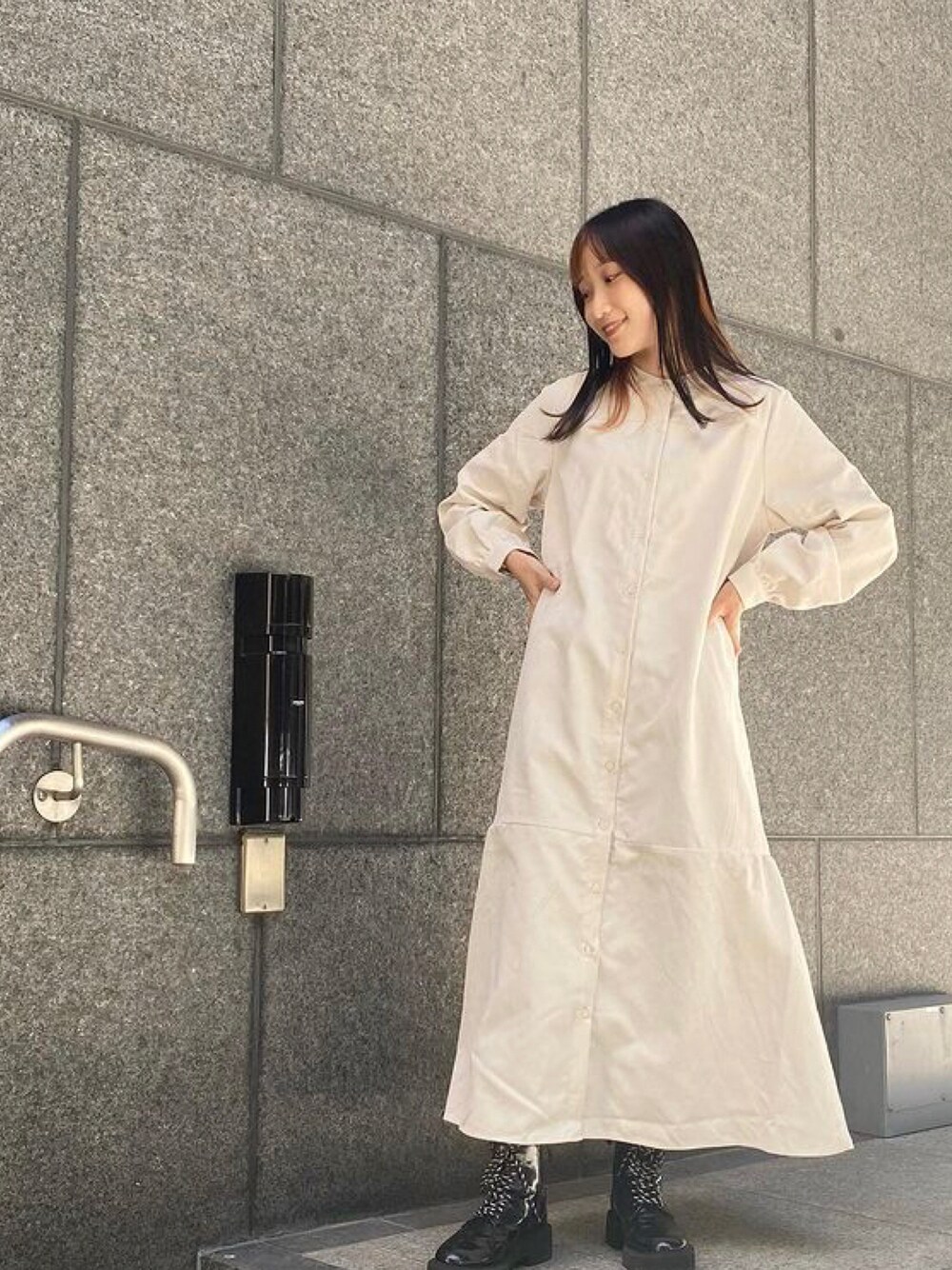 「ワンピース、コーデュロイ、cepo.、シンプルコーデ、ワンピーススタイル、低身長コーデ、秋コーデ、ティアードワンピース」｜「cepoのコーデュロイ バンドカラーギャザーワンピース（シャツワンピース、ホワイト系）」を使った、cepo公式さん（レディース・155cm）の秋コーディネートの1枚目の写真