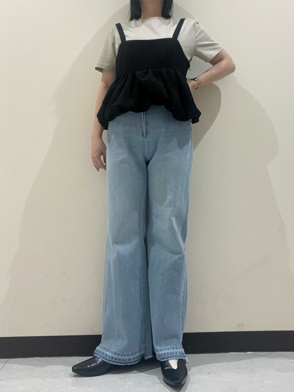 「レイヤードスタイル、ビスチェ、ビスチェ×デニム、Tシャツ、デニムパンツ、ワイドパンツ、cepo.、きれいめカジュアル、大人カジュアル、150cm台コーデ、夏コーデ、春夏コーデ、20代、シンプルコーデ」｜「cepoの〈セットアップ対応〉リメイクデニムスリットパンツ（デニムパンツ、ブルー系）」を使った、cepo公式さん（骨格ウェーブ・レディース・159cm）の春コーディネートの1枚目の写真