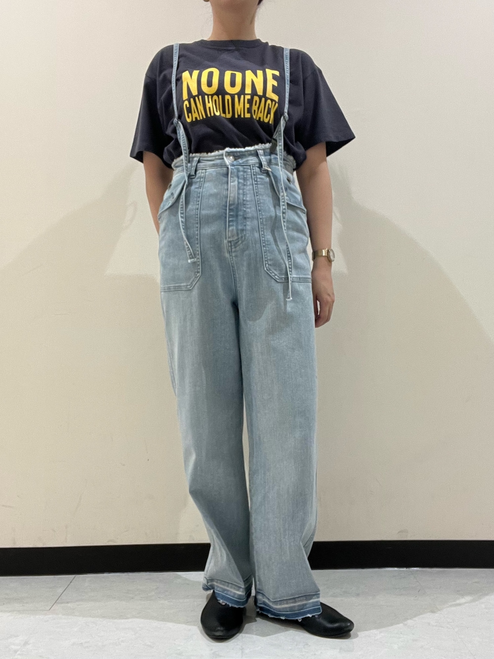 「cepo.、ロゴT、Tシャツ、デニムパンツ、サスペンダー、大人カジュアル、カジュアルコーデ、シンプルコーデ、150cm台コーデ、骨格ウェーブ、お出かけコーデ、フェススタイル、ラクチンコーデ、夏ファッション」｜「cepoの〈接触冷感 / UVカット〉ICE デニム ワークサスペンダーパンツ（デニムパンツ、ブルー系）」を使った、cepo公式さん（骨格ウェーブ・レディース・159cm）の春コーディネートの1枚目の写真