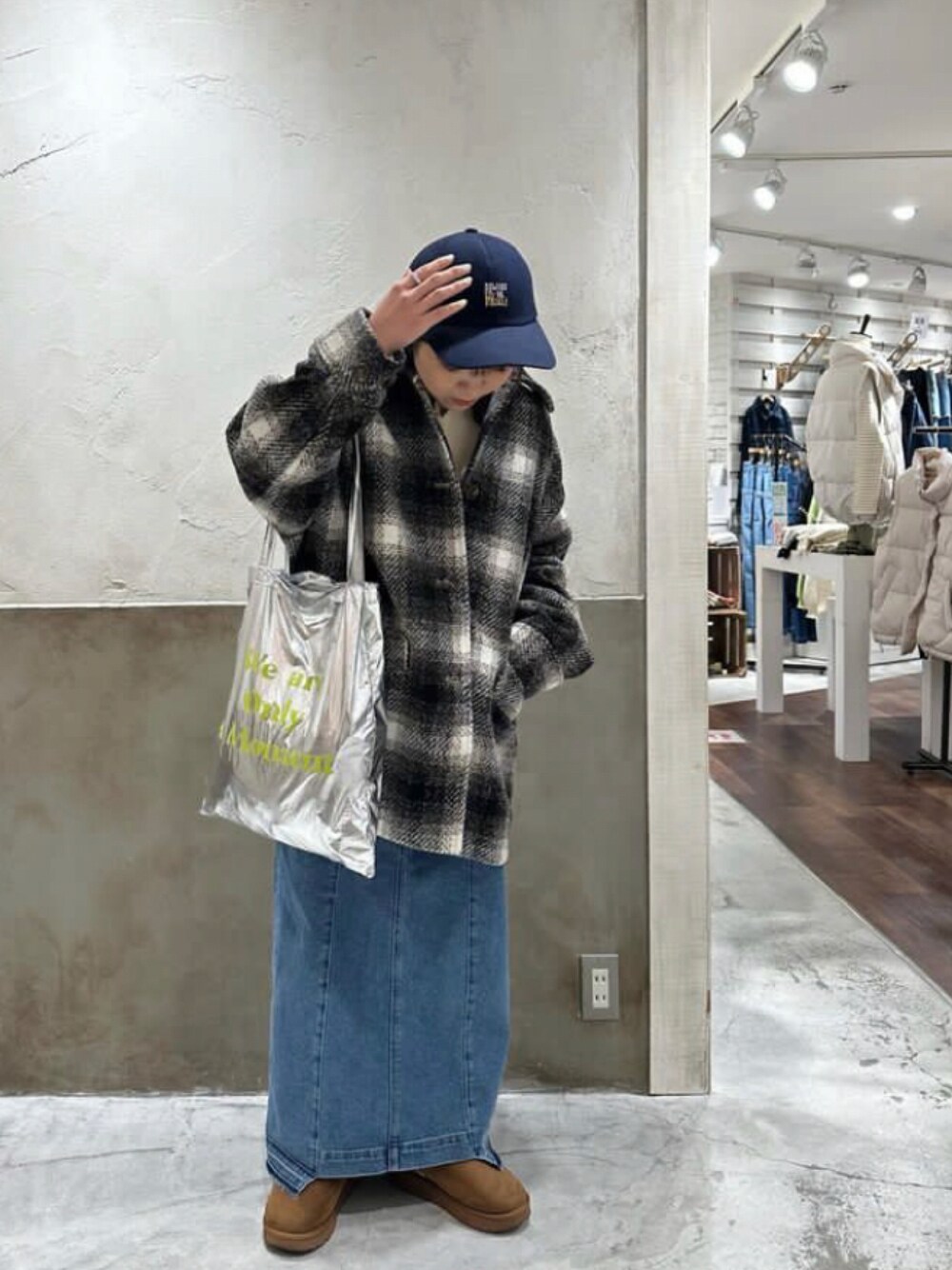 「トートバッグ、冬コーデ、デニムスカート、休日スタイル、お出かけコーデ、チェックジャケット、cepo.、デニムコーデ、低身長コーデ、キャップ女子」｜「cepoのフロントボタンデニムナロースカート（デニムスカート、ブルー系）」を使った、cepo公式さん（レディース・152cm）の冬コーディネートの1枚目の写真