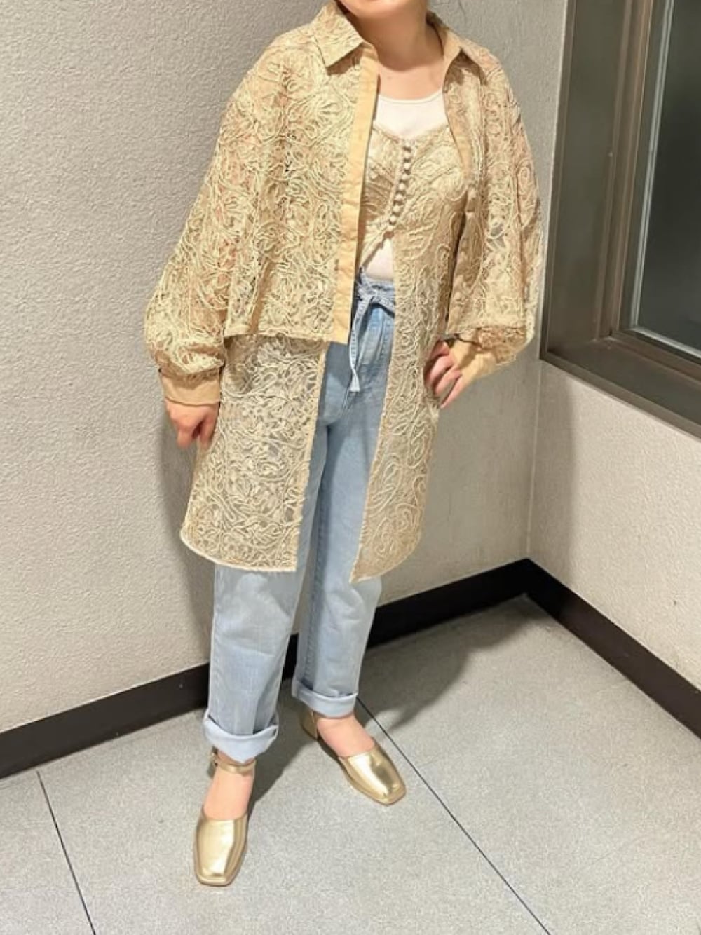 「cepo.、レーストップス、刺繍ブラウス、刺繍ワンピース、キャミワンピ、レイヤードスタイル、シャツスタイル、淡色コーデ、大人女子、大人カジュアル、きれいめカジュアル、150cm台コーデ、低身長コーデ、デニムコーデ、デニムパンツ」｜「cepoの〈接触冷感 / UVカット〉ICE デニムクロップドパンツ（デニムパンツ、ブルー系）」を使った、cepo公式さん（骨格ストレート・レディース・153cm）の春コーディネートの1枚目の写真