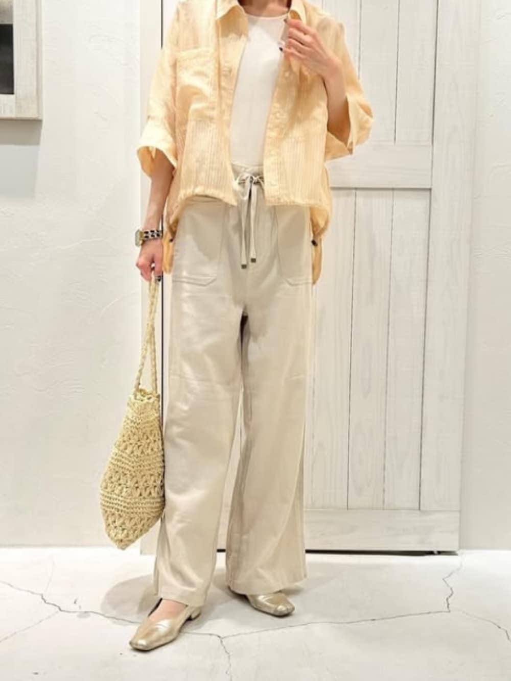 「ストライプシャツ、夏服、ゆるコーデ、シャツスタイル、夏コーデ、大人カジュアル、160cm台コーデ、高身長女子、高身長コーデ、cepo.、20代、きれいめカジュアル、ワイドパンツ、かごバッグ、トートバッグ」｜「cepoの〈セットアップ対応〉パナマワークイージーパンツ（その他パンツ、ホワイト系）」を使った、cepo公式さん（レディース・168cm）の夏コーディネートの1枚目の写真