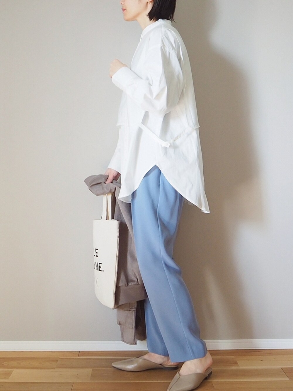 ホワイト系のシャツ/ブラウス、ブラウン系のブルゾン、ブルー系のその他パンツを着用したレディースの春コーディネートの4枚目の写真