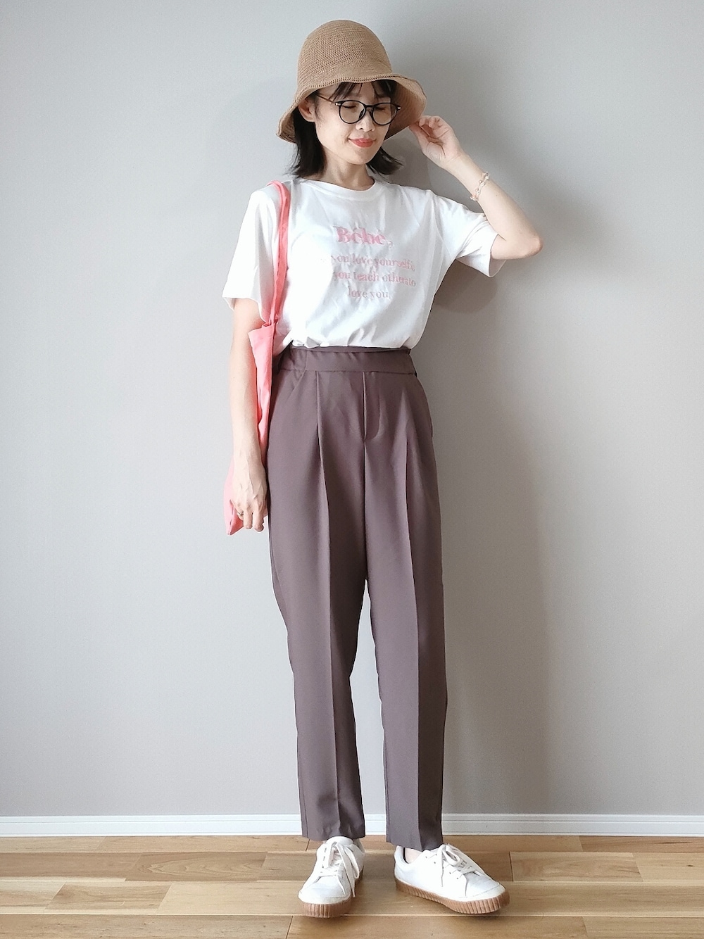 ホワイト系のTシャツ/カットソー、ブラウン系のスラックス、ピンク系のトートバッグを着用したレディースの夏コーディネートの1枚目の写真